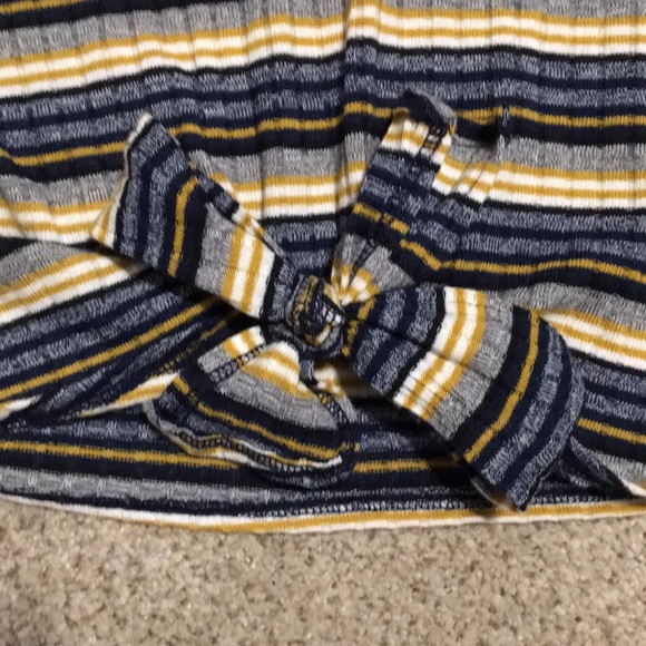 V neck crop top with long sleeves - Picture 2 of 4